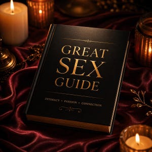 Puede incluir: Un libro de tapa dura negro con el título dorado "GREAT SEX GUIDE". El libro está sobre una superficie de terciopelo rojo, con velas y otros objetos en el fondo. El subtítulo dice "INTIMIDAD • PASIÓN • CONEXIÓN".