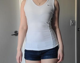 Nike - Débardeur d'entraînement slim moulant ajusté sans manches avec virgule blanche