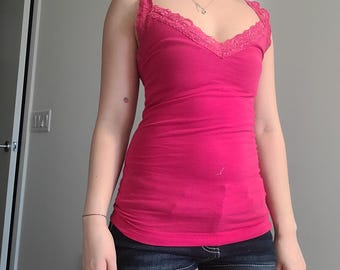 ホットピンクのヴィンテージY2Kレーストリムタンクトップ