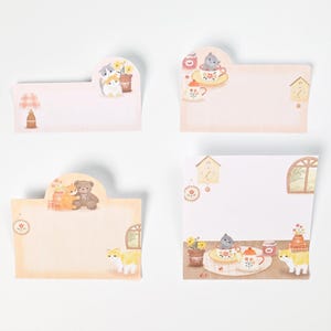 Peut inclure: Quatre blocs de notes adhésives rectangulaires avec des onglets arrondis, illustrés de chats, d'un ours en peluche, de fleurs en pot, de tasses, d'une théière, d'une horloge à coucou et d'une fenêtre. Tons crème, pêche et marron.