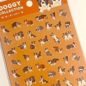 Puede incluir: Hoja de pegatinas con ilustraciones de perros Border Collie en varias poses. Las pegatinas son en tonos marrón, blanco y negro, algunas con collares. La hoja tiene el texto "DOGGY COLLECTION" y texto japonés.