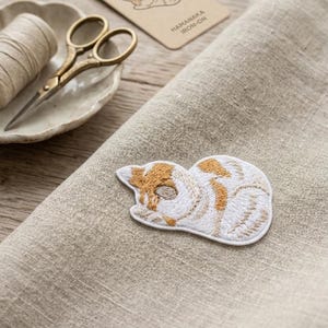 Sleeping Cat Iron‑On Patch, 1.6 inch Embroidered SNS‑Viral Pose Applique for Clothes, Totes and Pouches