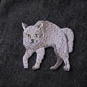 Gewölbte Graue Katze Aufbügler, 3,6 cm Aufnäher, Surprised Cat Applikation für Kleidung, Taschen und Jacken