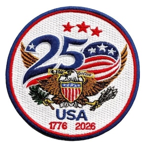 Puede incluir: Un parche bordado circular que presenta un gran número 25 azul, tres estrellas rojas y un águila calva que sostiene un escudo con rayas rojas y blancas. El diseño incluye una bandera estadounidense ondeando, el texto USA y los años 1776 y 2026 en rojo.