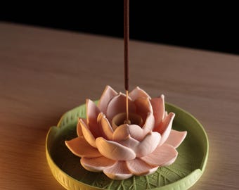 Porta incenso a forma di loto stampato in 3D, fiore di loto rosa su base di foglie verdi, piatto per incenso in stick, decorazione moderna zen per la casa e la meditazione.