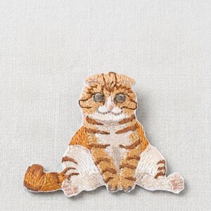 Strykmärke med liten skotsk foldkatt, 4 cm sittande tabby broderad märke för kläder, väskor och fickor