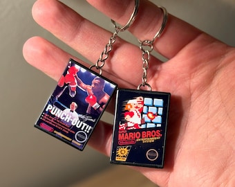NES Game Box-sleutelhanger – Retro Nintendo-cover – Kies een klassiek spel – Mini-verzamelaccessoire