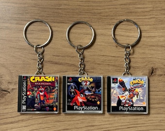 Crash Bandicoot PS1-sleutelhanger – Mini PlayStation 1-gamecase – Retro jaren 90 gaming-verzamelaarsobject – cadeau voor gamer – handgemaakte miniatuur