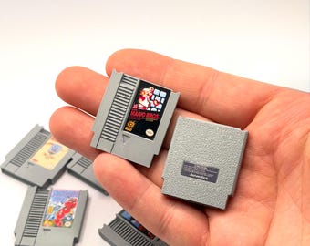 Aangepaste NES-minicartridge met stofhoes – gepersonaliseerd retro gaming-verzamelaarsitem – handgemaakt gamercadeau – miniatuur in Nintendo-stijl