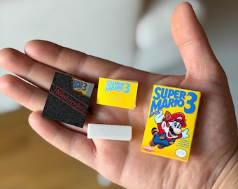 Miniatuur Super Mario Bros NES-gamedoos en -cartridgeset – retro-gaming-displaystuk voor verzamelaars