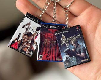 Resident Evil 4 PS2-gamecase-sleutelhanger – Biohazard 4- en RE4-versies – Mini PlayStation 2-gamesleutelhanger – cadeau voor gamer
