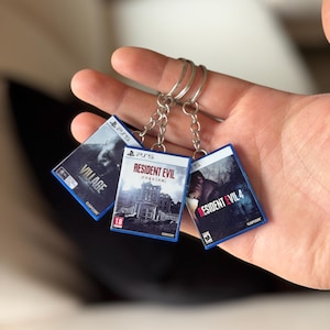 Resident Evil PS5 Game Case Schlüsselanhänger – RE4 Remake, Resident Evil Village, RE9 Requiem – Mini Playstation Game Keyring – Gamer Geschenk