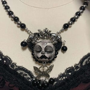 Colar gótico preto e vermelho feito à mão, colar assustador com caveira e borboleta, acessório para cosplay, presente de aniversário gótico.
