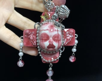 Charm para bolso gótico Dollcore, llavero gótico rojo y negro, charm para bolso cruzado, accesorio para mochila o bolso.