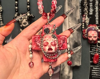 Collier croix rouge fait main, bijoux gothiques pour poupée d'art, collier de perles, breloque de sac gothique