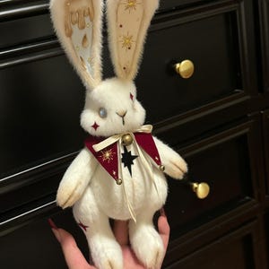 Conejito navideño de peluche hecho a mano, muñeco gótico de peluche con alas de ángel, adorno navideño caprichoso. imagen 4