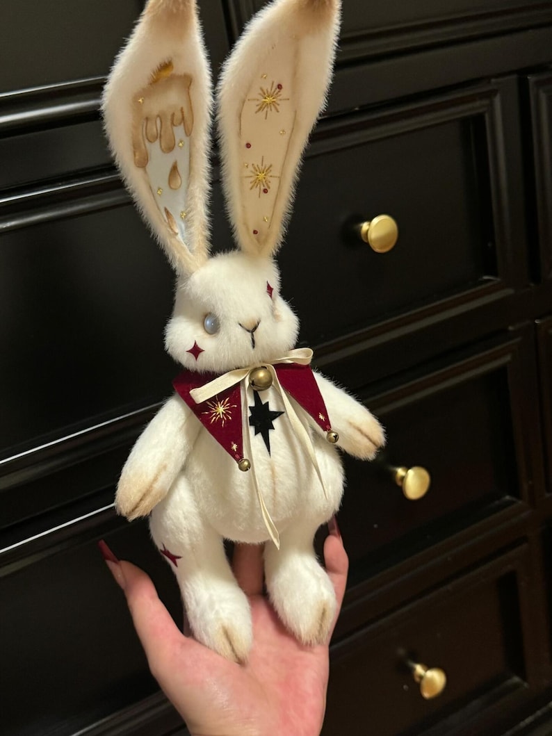 Conejito navideño de peluche hecho a mano, muñeco gótico de peluche con alas de ángel, adorno navideño caprichoso. imagen 4