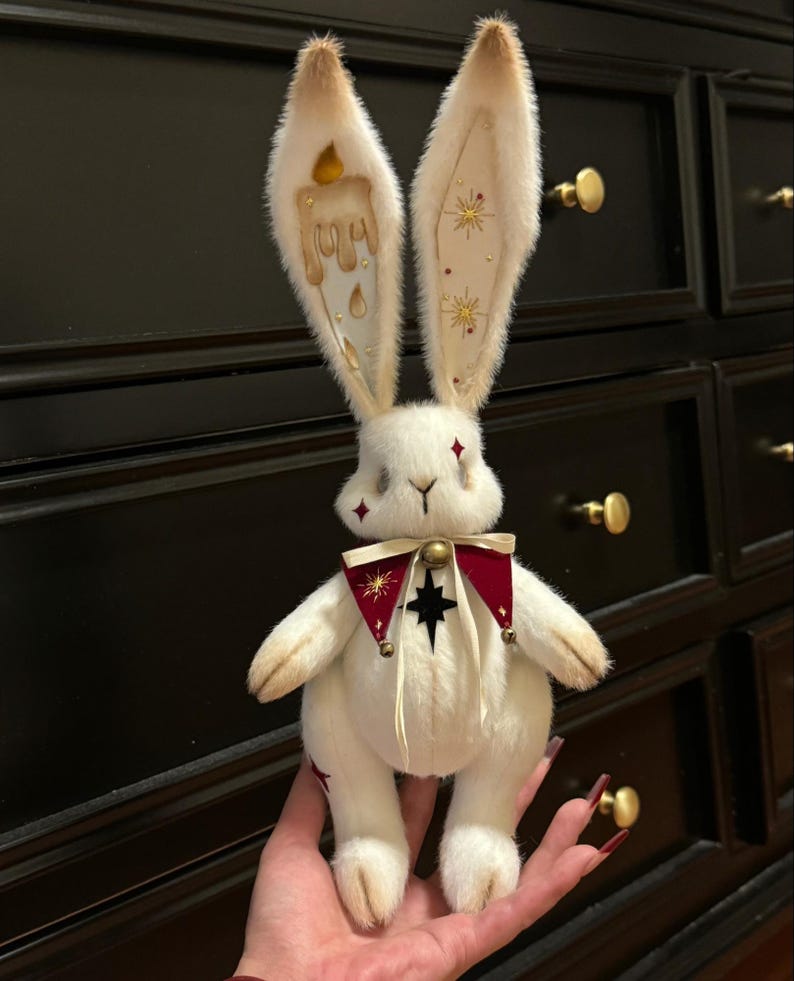 Puede incluir: Una taza de cer&aacute;mica blanca con un asa negra y el texto "But First, Coffee" en negrita negra. La taza est&aacute; sobre una superficie de madera. La taza mide aproximadamente 10 cm de alto.