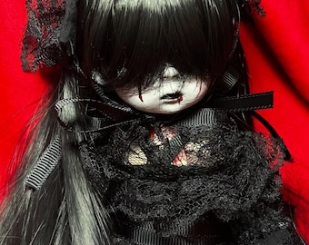 Bambola sposa inquietante da 12", bambola horror gotica, arredamento spaventoso per la casa, stranezza spettrale, macabro oggetto da collezione