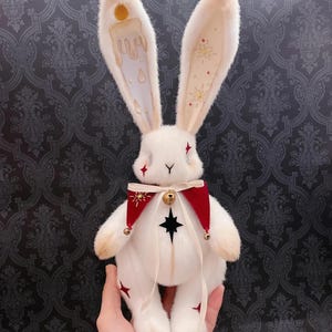 Conejito navideño de peluche hecho a mano, muñeco gótico de peluche con alas de ángel, adorno navideño caprichoso. imagen 9