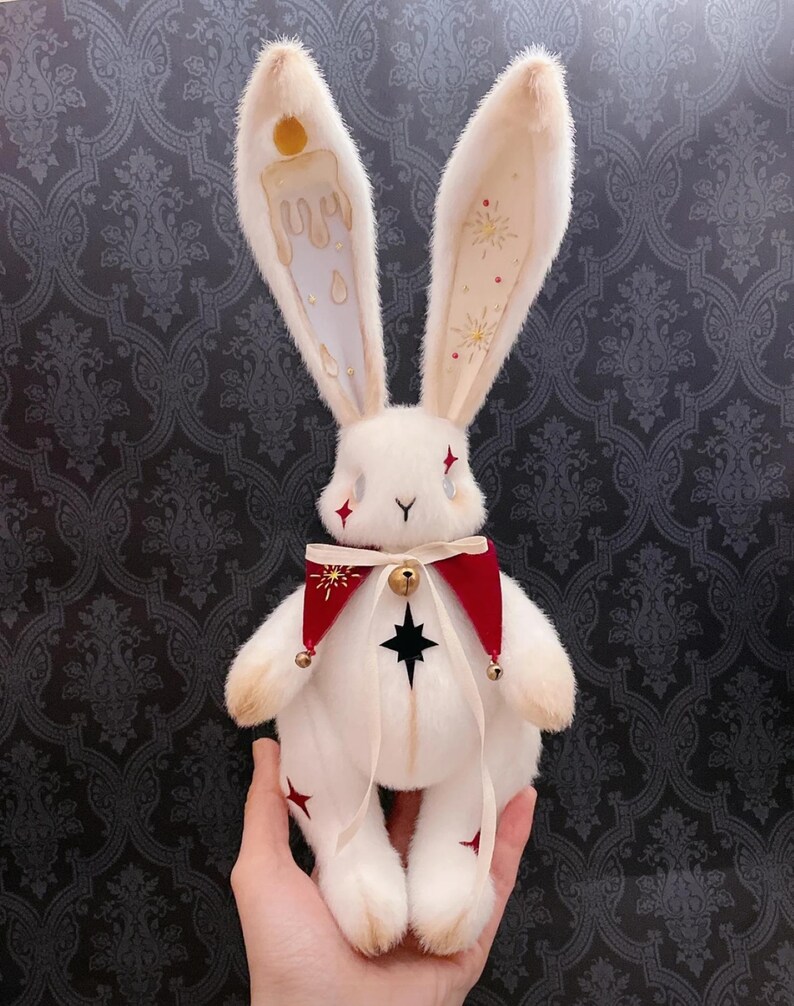 Conejito navideño de peluche hecho a mano, muñeco gótico de peluche con alas de ángel, adorno navideño caprichoso. imagen 9