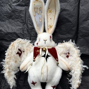 Conejito navideño de peluche hecho a mano, muñeco gótico de peluche con alas de ángel, adorno navideño caprichoso. imagen 6