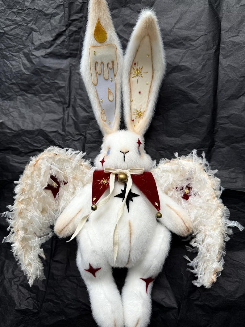 Conejito navideño de peluche hecho a mano, muñeco gótico de peluche con alas de ángel, adorno navideño caprichoso. imagen 6