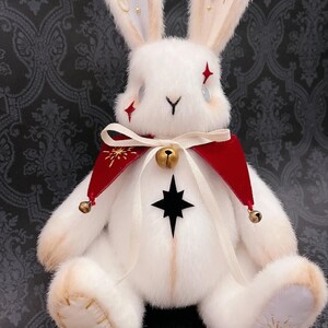 Conejito navideño de peluche hecho a mano, muñeco gótico de peluche con alas de ángel, adorno navideño caprichoso. imagen 10
