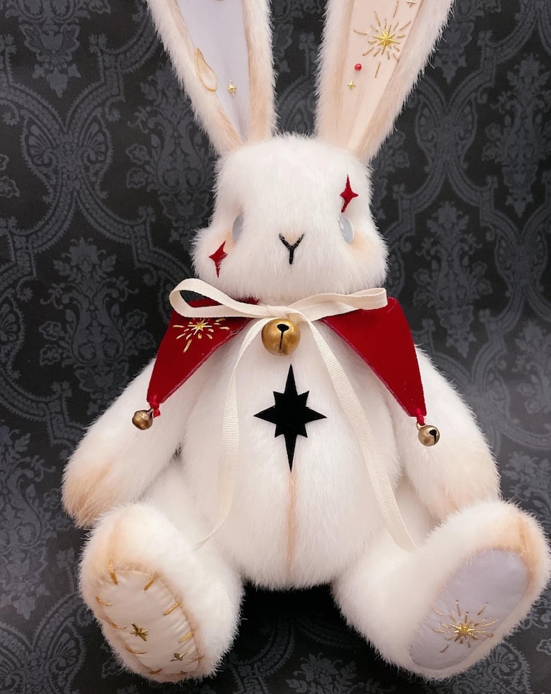 Conejito navideño de peluche hecho a mano, muñeco gótico de peluche con alas de ángel, adorno navideño caprichoso. imagen 10