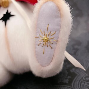 Conejito navideño de peluche hecho a mano, muñeco gótico de peluche con alas de ángel, adorno navideño caprichoso. imagen 13