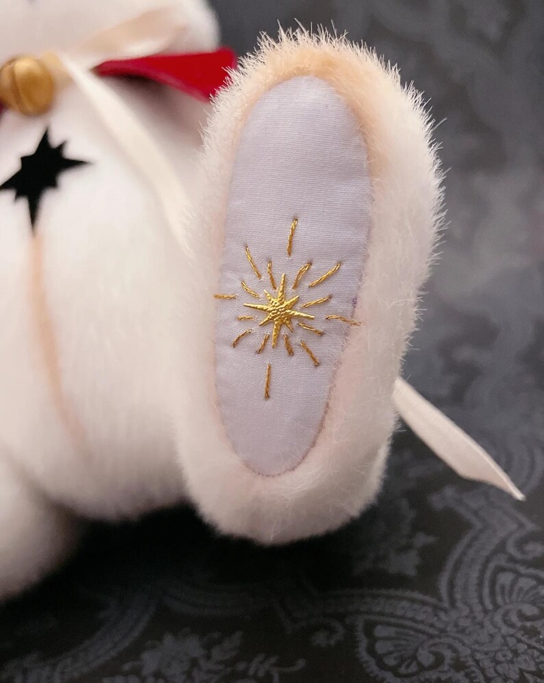 Conejito navideño de peluche hecho a mano, muñeco gótico de peluche con alas de ángel, adorno navideño caprichoso. imagen 13