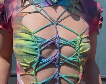 Top cropped tie-dye arco-íris com fendas