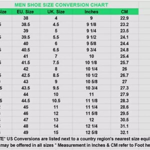 Peut inclure: Un tableau de conversion des pointures avec un en-t&ecirc;te vert intitul&eacute; MEN SHOE SIZE CONVERSION CHART. Le tableau indique les tailles US, EU et UK ainsi que les mesures en pouces et en centim&egrave;tres. Une note en bas explique les conversions US.