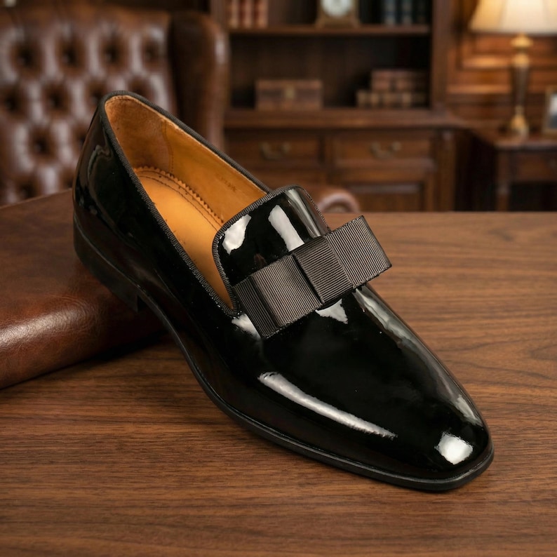 Black patent leather men's formal loafers with elegant bow detail, handcrafted slip-on dress shoes ideal for tuxedo, weddings, and formal evening wear.