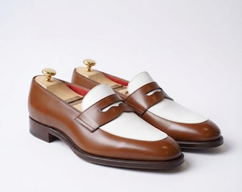Handgemaakte tweekleurige leren penny loafers | Bruine en witte geklede herenschoenen