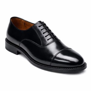 Peut inclure: Une chaussure oxford en cuir noir poli avec un bout droit classique, un petit talon empil&eacute; et des lacets noirs fins. La doublure int&eacute;rieure est de couleur beige chaud, et la chaussure pr&eacute;sente une finition ext&eacute;rieure lisse et brillante.