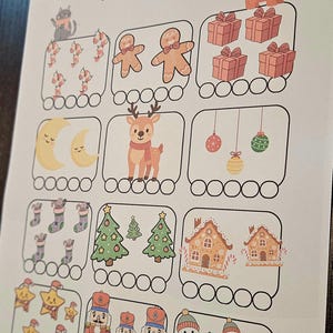 Può includere: Un foglio di lavoro a tema natalizio con varie illustrazioni festive, tra cui omini di pan di zenzero, regali e pupazzi di neve. Il testo "Christmas Counting" è in alto, con istruzioni per contare e colorare i punti.