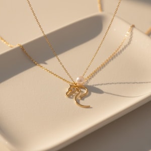 Pferdehalskette Gold mit Perle, Minimalistischer Reiter Anhänger, Zierlicher Pferde Schmuck, Cowgirl Geschenk, Western Charm Halskette