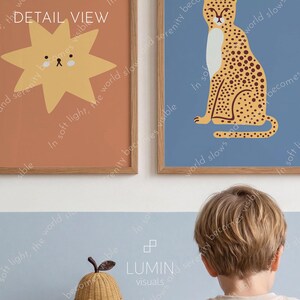 K&ouml;nnte beinhalten: Zwei gerahmte Kunstdrucke. Einer zeigt eine gelbe Sonne auf orangefarbenem Hintergrund, der andere einen Geparden auf blauem Hintergrund. Der Text "DETAIL VIEW" steht oben auf dem ersten Druck. Der Text "In soft light, the world slows and serenity becomes visible" steht auf beiden.