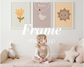 3 weiße Rahmen Mockups über Kinderbett, Mädchen Kinderzimmer Mockup