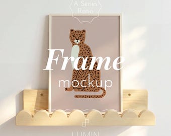 Vertikaler A4 Pastell PSD Rahmen Mockup für Kinderzimmer
