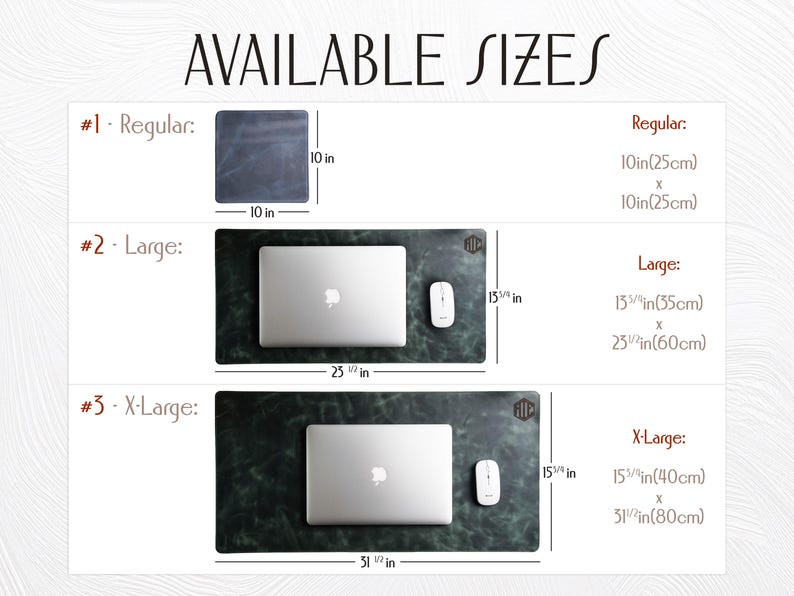 Może przedstawiać: Obraz przedstawiający trzy rozmiary podkładek pod biurko. Regularny rozmiar to 25 cm na 25 cm. Duży rozmiar to 35 cm na 60 cm. Rozmiar X-Large to 40 cm na 80 cm. U g&oacute;ry znajduje się tekst "DOSTĘPNE ROZMIARY".