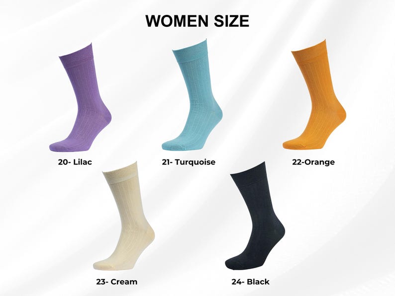 K&ouml;nnte beinhalten: F&uuml;nf Paar Damensocken in verschiedenen Farben: Flieder, T&uuml;rkis, Orange, Creme und Schwarz. Jede Socke hat eine gerippte Textur. Der Text "WOMEN SIZE" steht oben, mit Farbnamen und Nummern unter jeder Socke.