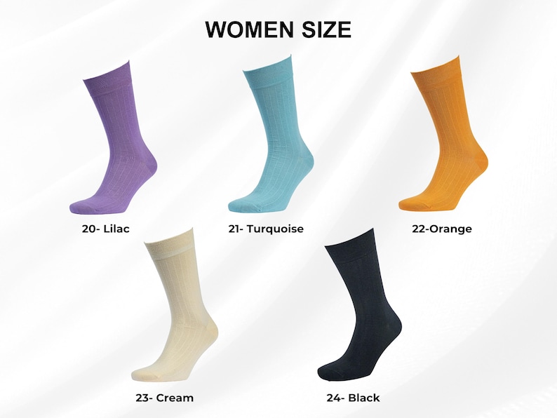 Pode incluir: Cinco pares de meias femininas em v&aacute;rias cores: lil&aacute;s, turquesa, laranja, creme e preto. Cada meia tem uma textura canelada. O texto "WOMEN SIZE" est&aacute; no topo. Fundo branco.