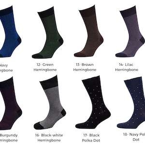 Pode incluir: Uma cole&ccedil;&atilde;o de oito pares de meias em v&aacute;rias cores e padr&otilde;es. As meias incluem desenhos de espinha de peixe azul marinho, verde, castanho e lil&aacute;s, bem como bord&ocirc;, espinha de peixe preto e branco, bolinhas pretas e bolinhas azul marinho.