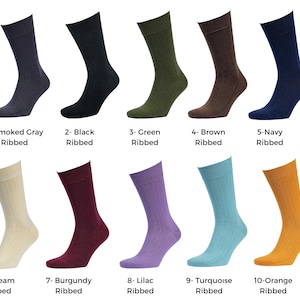 Pode incluir: Uma cole&ccedil;&atilde;o de dez meias caneladas em v&aacute;rias cores: cinza fum&ecirc;, preto, verde, marrom, azul marinho, creme, bord&ocirc;, lil&aacute;s, turquesa e laranja. Cada meia &eacute; rotulada com sua cor e a palavra "Ribbed".