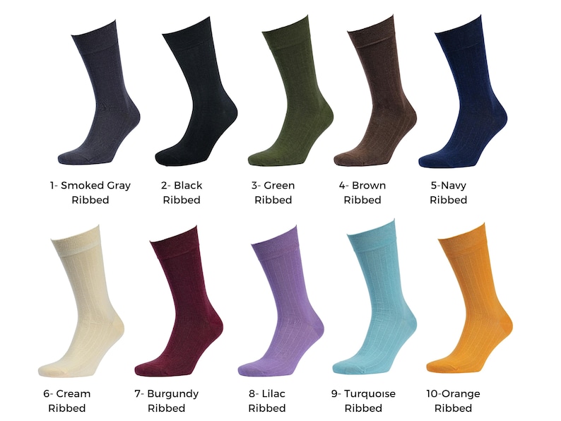 Pode incluir: Uma cole&ccedil;&atilde;o de dez meias caneladas em v&aacute;rias cores: cinza fum&ecirc;, preto, verde, marrom, azul marinho, creme, bord&ocirc;, lil&aacute;s, turquesa e laranja. Cada meia &eacute; rotulada com sua cor e a palavra "Ribbed".