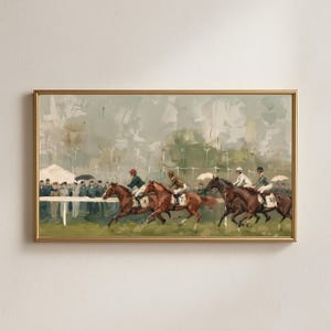 Puede incluir: Pintura enmarcada que representa una carrera de caballos con jinetes en sedas coloridas. Los caballos están en movimiento, con espectadores detrás de una valla blanca. La obra de arte tiene una estética vintage.