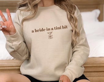 Eine Braut in einem Tini Bit Sweatshirt, Espresso Martini Braut Rundhalsausschnitt, Zukünftige Frau