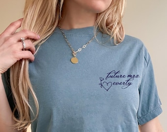 Toekomstige mevrouw T-shirt, gepersonaliseerd T-shirt bruid, op maat geborduurd shirt, bruid als cadeau, verlovingsshirt, top bruiloft, mevrouw T-shirt